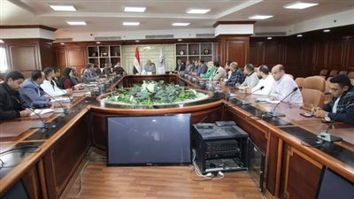 سكرتير بني  سويف يعقد اجتماعًا لإقامة سوق اليوم الواحد لتخفيض أسعار السلع