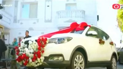 مدرس خصوصي يثير الجدل بتوزيع سيارات على الطلاب.. وإعلامية تلقنه درسا (فيديو)