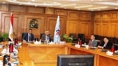 محافظ السويس  يحضر إجتماع مجلس الجامعة 