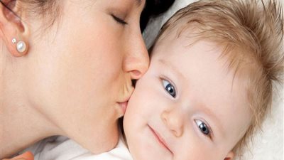 احذر.. أضرار وخيمة لتقبيل حديثي الولادة