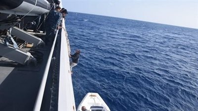 القوات البحرية تشارك فى إنقاذ عدد من الأفراد بنطاق البحر الأحمر