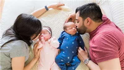 مخاطر كارثية تنتج عن تقبيل الأطفال حديثي الولادة| نصائح لتقبيلهم بأمان (أطباء يوضحون)