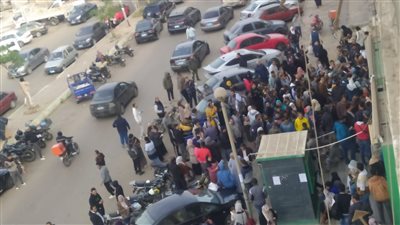 زحام أمام مكاتب البريد لسحب كراسات حجز شقق الإسكان