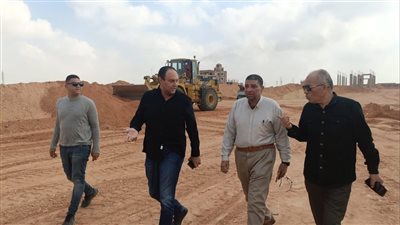 استعداداً لتسليمها.. رئيس جهاز الشروق يُتابع أعمال مد المرافق وتمهيد الطرق للأراضي بمنطقة الرابية