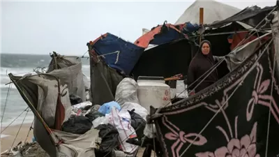 الأمطار تضاعف معاناة النازحين في الخيام بغزة.. فيديو