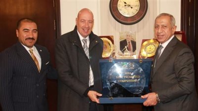 العريان يسلم الأكاديمية العربية للعلوم والتكنولوجيا جائزة الاتحاد الدولي لأفضل بطولة عالم 