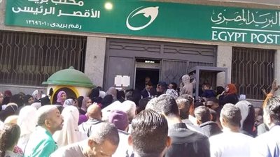 مع أول أيام بيع كراسات شقق الإسكان.. زحام شديد أمام مكاتب البريد في الأقصر 