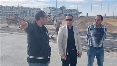 رئيس جهاز القرى السياحية يتفقد المشروعات الجاري تنفيذها بمركز مارينا العلمين السياحي