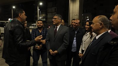 محافظ الجيزة يقرر مجازاة نواب رؤساء الأحياء المقصرين فى العمل