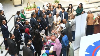 المدير الإقليمي للبنك الدولي يطلع على 3 مصانع بمنطقة كلاحين قفط الصناعية 