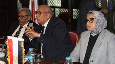 محافظ الوادي الجديد يلتقي مسئولي شركة 