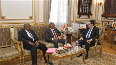 رئيس جامعة القاهرة يستقبل السفير السوداني