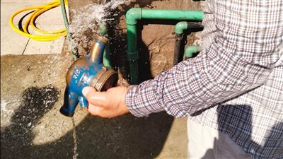 حملات على وصلات المياه الخلسة وتحصيل المديونيات بالنوبارية والصالحية الجديتين