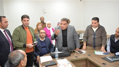 محافظ الدقهلية يناقش تحقيق خدمات لائقة للمواطنين