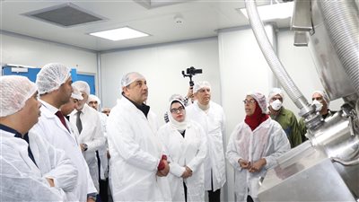 وزير قطاع الأعمال  يتفقد تطوير شركة 