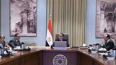 مدبولى يستعرض مع رئيس المقاولون العرب مشروعات الشركة في الداخل والخارج