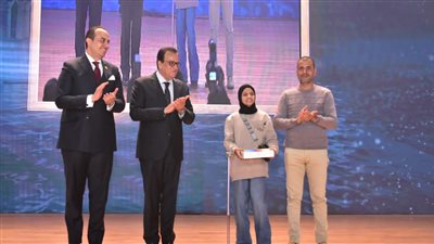  تكريم طفلة فلسطينية بمستشفى الطوارئ والجراحات المتخصصة بالإسماعيلية