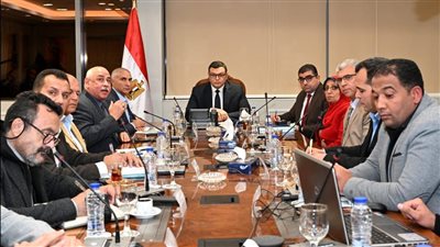 وزير الإسكان يتابع منظومة الصرف بالعاشر من رمضان 