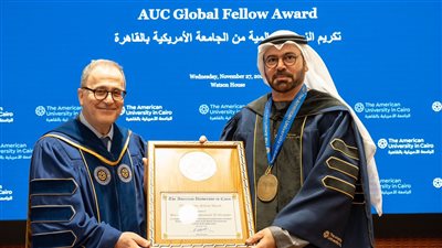 الجامعة الأمريكية بالقاهرة تكرم وزير إماراتي بالزمالة الفخرية العالمية