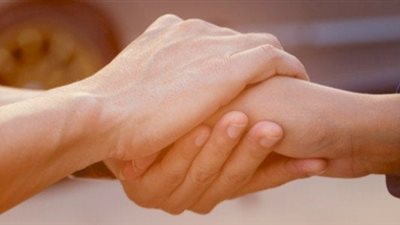 7 طرق فعّالة لعبادة جبر الخواطر ورفع معنويات الآخرين