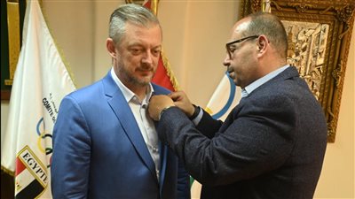 ياسر إدريس يمنح رئيس اللجنة البارالمبية الدولية قلادة اللجنة الأولمبية المصرية