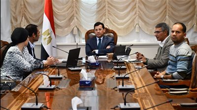 وزير الرياضة يلتقي أنور الكمونى بعد رحلة علاج استمرت سنوات