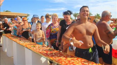 اطول بيترا طولها 20 متر في مهرجان البيتزا علي شواطئ مرسي علم | صور 