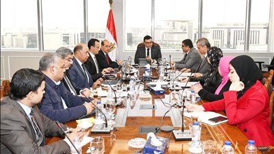 وزير الإسكان يتابع موقف مشروعات تطوير أرض مطار إمبابة