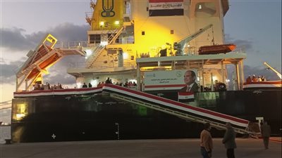 رئيس الوزراء ووزير النقل يشهدان رفع علم مصر على سفينة وادي العريش