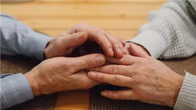 خبير: القانون يحظر على مؤسسات الرعاية إجبار المسن على البقاء بدون موافقته