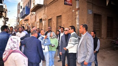 صور| محافظ الأقصر يتابع أعمال تطوير المنطقة المحيطة بمعبد إسنا 
