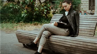 خبراء يحذرون.. وضعية الجلوس قد تؤثر على صحتك النفسية والجسدية