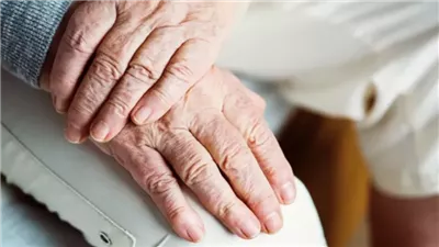 أبرزها النقانق والبسكويت.. أطعمة تسرع عملية الشيخوخة