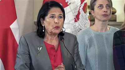 رئيسة جورجيا تشارك في مسيرة احتجاجية ضد الحكومة