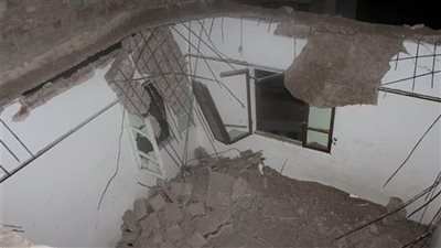 معاينة سقوط سقف ورشة سيارات ببولاق..لم يشكل خطورة على العقارات المجاورة