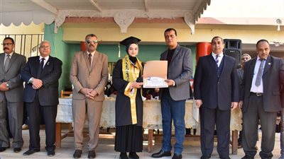 تكريم أوائل طالبات مدرسة سوهاج الثانوية الصناعية بنات