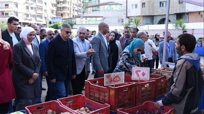 محافظ الإسكندرية يفتتح سوق جديد للمزارعين بحى شرق