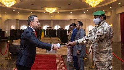 سفير مصر يقدم أوراق اعتماده لرئيس السلطة الانتقالية في جمهورية مالي