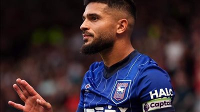 سام مرسي يتحدى البريميرليج ويرفض ارتداء شارة دعم المثليين 