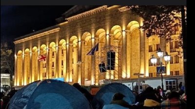 متظاهرون يشعلون النيران في مبنى البرلمان بجورجيا