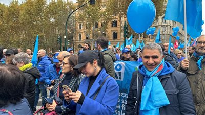 الاتحاد العام لنقابات عمال ايطاليا ينظم مظاهرة ضخمة بسبب غلاء المعيشة وكثرة الضرائب.. صور