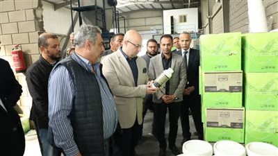 محافظ بني سويف يتفقد المصانع العاملة في مجال إنتاج الأسمدة والصناعات الخشبية 
