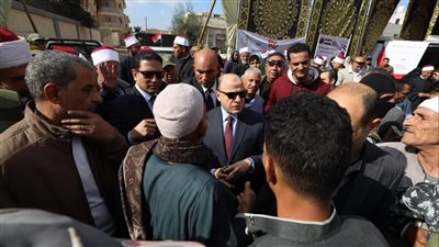 محافظ كفرالشيخ يتفقد قوافل المبادرة الرئاسية 