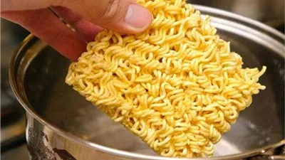 خبير تغذية يكشف السبب وراء أضرار المعكرونة سريعة التحضير