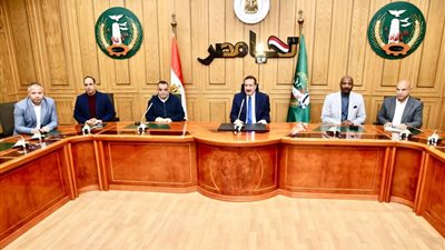 محافظ المنوفية يسلم مساعدات مالية لـ 50 عروسة 