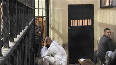 يخفي وجه عن الكاميرات.. وصول المتهم بإنهاء حياة صاحب مقهى أسوان للمحكمة