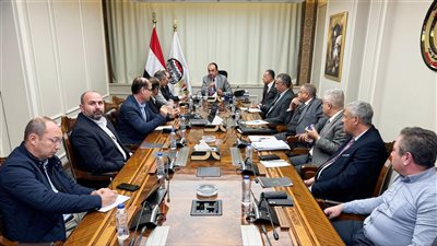 وزير قطاع الأعمال يبحث مع شركة 