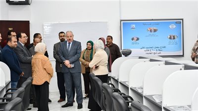 رئيس جامعة قناة السويس يفتتح معملا جديدا بكلية التجارة لخدمة طلاب برنامج BIS