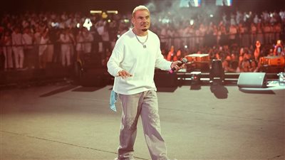 20 صورة من حفل عمرو دياب في الإمارات