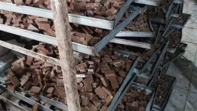 ضبط 61 ألف قطعة شيكولاتة مجهولة المصدر بالفيوم 